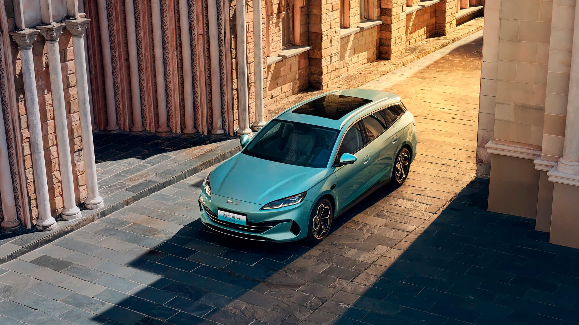 Гибридный автомобиль BYD Seal 06 Travel DM-i